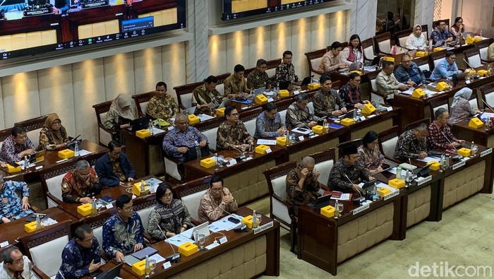 Rapat malam Komisi XI DPR bersama Menkeu Sri Mulyani