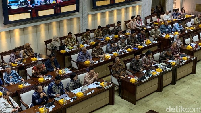Menteri Keuangan Sri Mulyani Indrawati (tengah) didampingi Wakil Menteri Keuangan Thomas Djiwandono (kiri), dan Suahasil Nazara (kanan) menyampaikan konferensi pers APBN KiTa di Kantor Kementerian Keuangan, Jakarta, Selasa (17/6/2025). Menteri Keuangan melaporkan Anggaran Pendapatan dan Belanja Negara (APBN) mengalami defisit sebesar Rp21 triliun atau 0,09 persen terhadap Produk Domestik Bruto (PDB) pada Mei 2025. ANTARA FOTO/Dhemas Reviyanto/bar