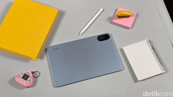 Di balik desainnya yang menawan, Redmi Pad 2 ditenagai oleh chipset MediaTek Helio G100 Ultra (6 nm) dengan CPU octa-core dan GPU Mali-G57 MC2. Kombinasi ini memungkinkan tablet untuk menangani multitasking yang lancar, bermain game ringan seperti Free Fire tanpa lag, hingga streaming konten berkualitas tinggi Foto: Adi Fida Rahman/detikINET