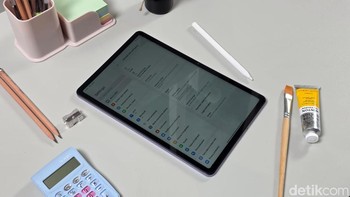 Untuk mendukung performanya, Redmi Pad 2 hadir dalam opsi RAM 4 GB dan penyimpanan 128 GB. Tak perlu khawatir kehabisan ruang, karena tersedia slot microSD yang mendukung ekspansi hingga 2 TB. Foto: Adi Fida Rahman/detikINET