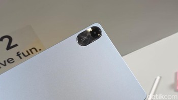 Redmi Pad 2 dilengkapi kamera belakang 8 MP (f/2.0) yang mendukung perekaman video 1080p@30fps. Sementara itu, kamera depan 5 MP (f/2.2) memastikan video call jernih, cocok untuk rapat online atau pembelajaran jarak jauh. Foto: Adi Fida Rahman/detikINET