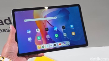 Layarnya IPS LCD 11 inch beresolusi 2,5K (2.560 x 1.600 piksel) dan refresh rate 90 Hz, tablet ini menawarkan visual yang tajam dan mulus. Kecerahan hingga 600 nits dan sertifikasi TÜV Rheinland Low Blue Light kenyamanan mata, cocok untuk menonton film, membaca buku digital, atau sesi belajar yang panjang. Foto: Adi Fida Rahman/detikINET