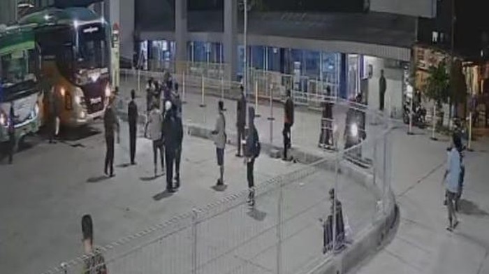 Rekaman CCTV saat pengeroyokan di Terminal Arjosari Malang.