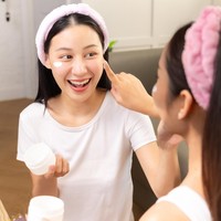 Makeup Tetap On, Begini Cara Reapply Sunscreen yang Benar!