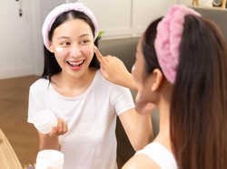 Makeup Tetap On, Begini Cara Reapply Sunscreen yang Benar!