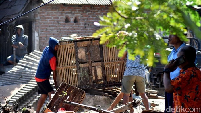 Sejumlah petugas dan pedagang memindahkan lapak mereka saat proses relokasi di Pasar Pacar Keling Surabaya, Rabu (3/7/2025).