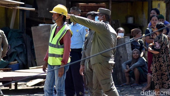 Relokasi Pasar Pacar Keling Surabaya Sejumlah petugas dan pedagang memindahkan lapak mereka saat proses relokasi di Pasar Pacar Keling Surabaya, Rabu (3/7/2025).