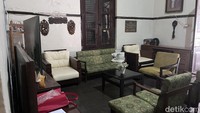 Di ruangan lainnya juga tampak meja kursi dan sejumlah pajangan di dinding masih berada di tempatnya.