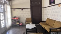 Sejumlah perabotan juga masih tertata rapi di dalam rumah, seperti kursi, meja dan lainnya.