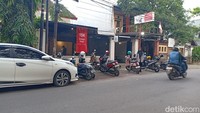 Situasi parkiran salah satu warkop di Jalan Anggrek, Makassar. Parkiran yang sempit rawan membuat kendaraan parkir hingga ke bahu jalan. Foto: (Muh. Siddiq Sholeh Sandi/detikSulsel)