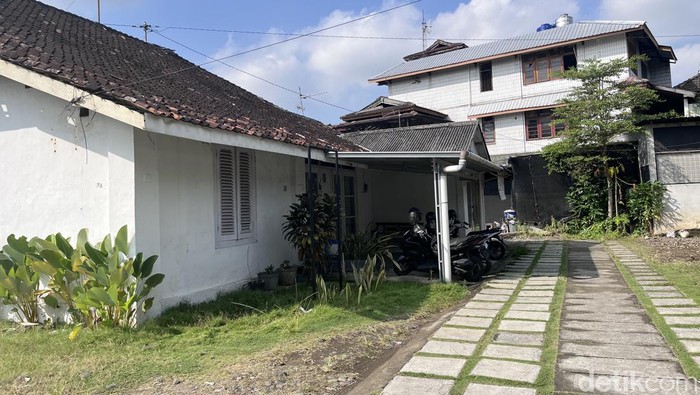 Situasi rumah milik Wishnu Prabanggara yang masih bertahan meski bakal digusur PT KAI di Tegal Lempuyangan, Bausasran, Danurejan, Kota Jogja, Kamis (3/7/2025).