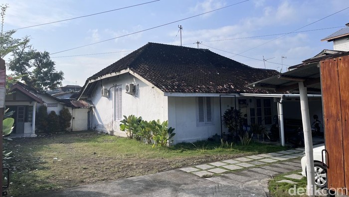 Situasi rumah milik Wishnu Prabanggara yang masih bertahan meski bakal digusur PT KAI di Tegal Lempuyangan, Bausasran, Danurejan, Kota Jogja, Kamis (3/7/2025).