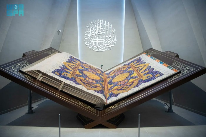 Salinan Al-Qur'an Terbesar Dipamerkan di Distrik Budaya Hira Makkah