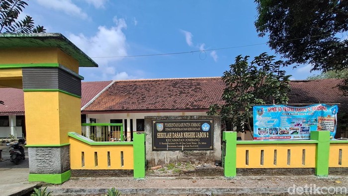 SDN Jabon 2 Jombang yang hanya dapat 2 siswa baru gegara ruang kelasnya rusak.