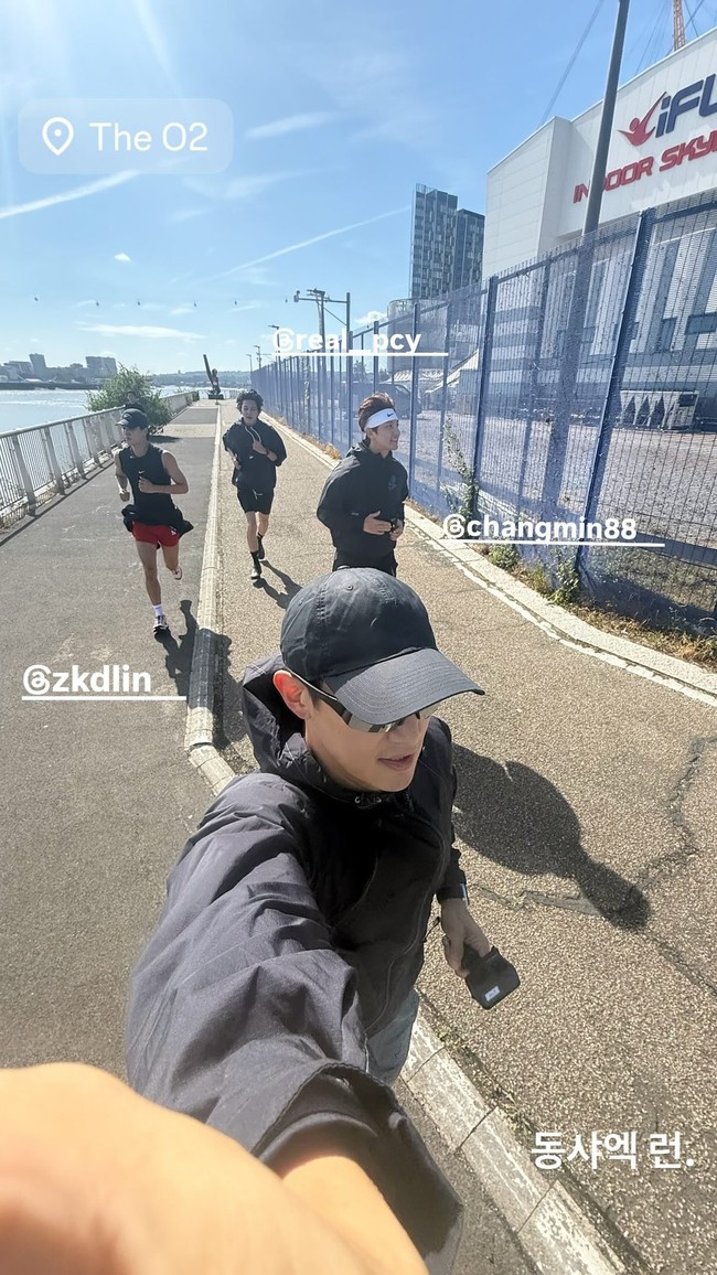 Minho SHINee dan Changmin TVXQ dikenal bersahabat dan sering berolahraga bersama. Sebelum tampil di konser SMTOWN Live 2025 in London akhir Juni kemarin, mereka mengajak sejumlah idol tampan dari SM Entertainment lari pagi. Di kloter pertama ada Kai dan Chanyeol EXO yang diangkut dalam rombongan. Foto: dok. Instagram @choiminho_1209