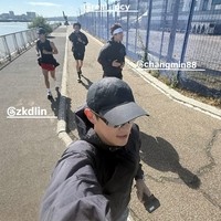 Minho SHINee dan Changmin TVXQ dikenal bersahabat dan sering berolahraga bersama. Sebelum tampil di konser SMTOWN Live 2025 in London akhir Juni kemarin, mereka mengajak sejumlah idol tampan dari SM Entertainment lari pagi. Di kloter pertama ada Kai dan Chanyeol EXO yang diangkut dalam rombongan. Foto: dok. Instagram @choiminho_1209