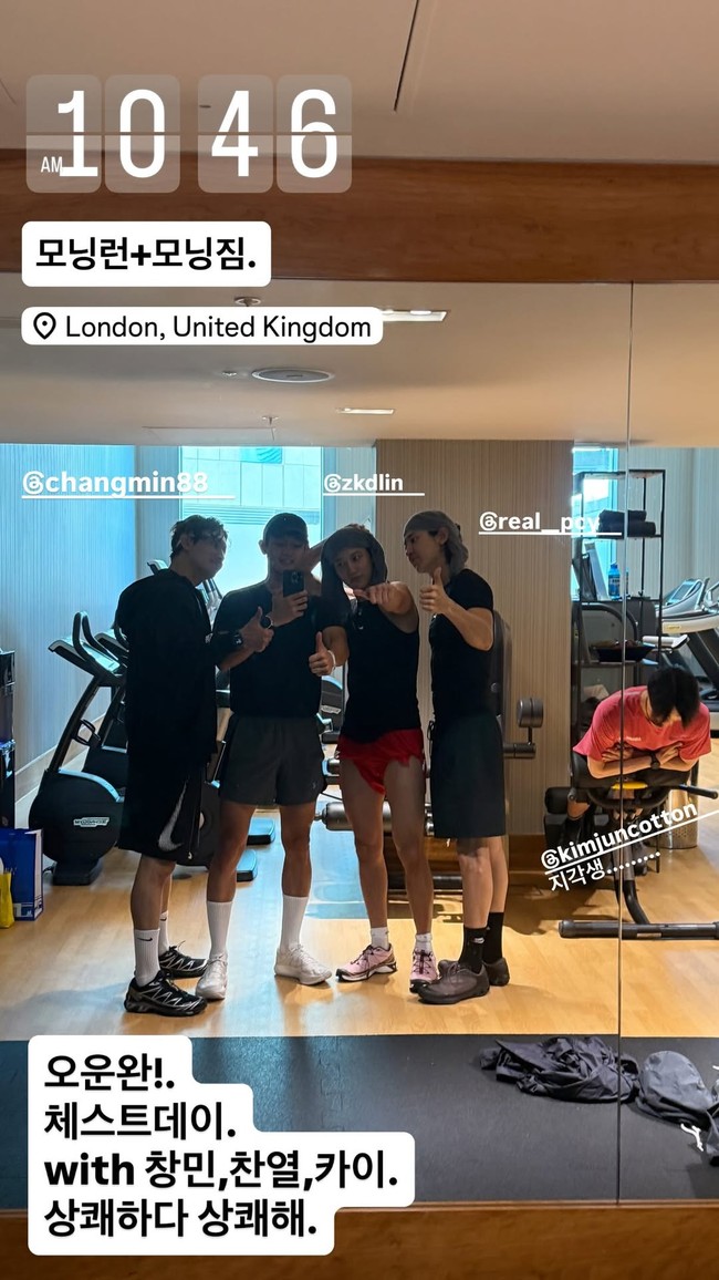 Setelah sesi lari pagi, mereka tak lupa mengabadikan foto bersama di dalam gym hotel. Interaksi para idol SM Entertainment yang jarang terekspos membuat banyak penggemar heboh dan gemas. Terlebih Kai EXO mengaku kelelahan dan memuji Minho SHINee yang aktif dan penuh stamina. Foto: dok. Instagram @choiminho_1209
