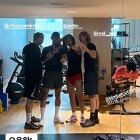 Setelah sesi lari pagi, mereka tak lupa mengabadikan foto bersama di dalam gym hotel. Interaksi para idol SM Entertainment yang jarang terekspos membuat banyak penggemar heboh dan gemas. Terlebih Kai EXO mengaku kelelahan dan memuji Minho SHINee yang aktif dan penuh stamina. Foto: dok. Instagram @choiminho_1209