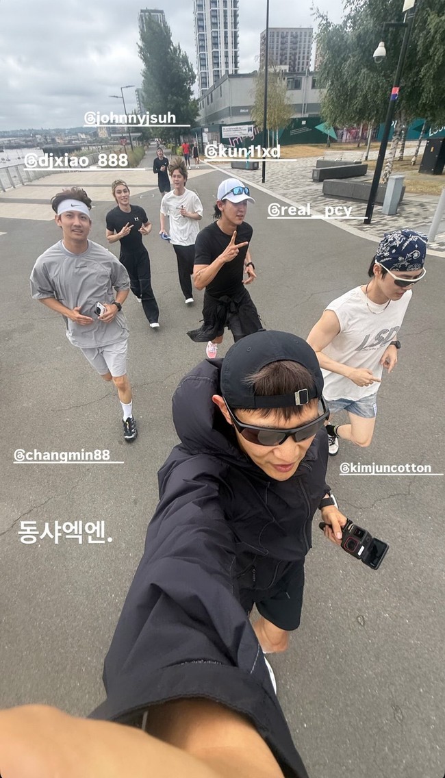 Berlanjut ke kloter kedua yang semakin seru dan ramai. Ada Suho dan Chanyeol EXO, Kun dan Xiaojun WayV, hingga  Johnny NCT yang berlari bersama. Tak sedikit penggemar yang gempar melihat perkumpulan personel boy group SM Entertainment: SHINee, TVXQ, EXO, WayV, dan NCT dalam satu frame. Foto: dok. Instagram @choiminho_1209