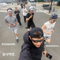 Berlanjut ke kloter kedua yang semakin seru dan ramai. Ada Suho dan Chanyeol EXO, Kun dan Xiaojun WayV, hingga  Johnny NCT yang berlari bersama. Tak sedikit penggemar yang gempar melihat perkumpulan personel boy group SM Entertainment: SHINee, TVXQ, EXO, WayV, dan NCT dalam satu frame. Foto: dok. Instagram @choiminho_1209