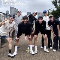“SM Run in London,” tulis Minho SHINee saat membagikan foto kebersamaan mereka di Instagram Story. Para penggemar setuju bahwa visual grup KPop SHINee itu cocok jadi leader SM Running Club. Foto: dok. Instagram @choiminho_1209
