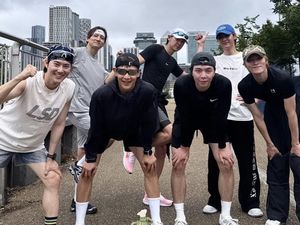7 Foto Minho SHINee dan Kai EXO Lari Bareng, Interaksi yang Jarang Terekspos