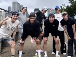 7 Foto Minho SHINee dan Kai EXO Lari Bareng, Interaksi yang Jarang Terekspos