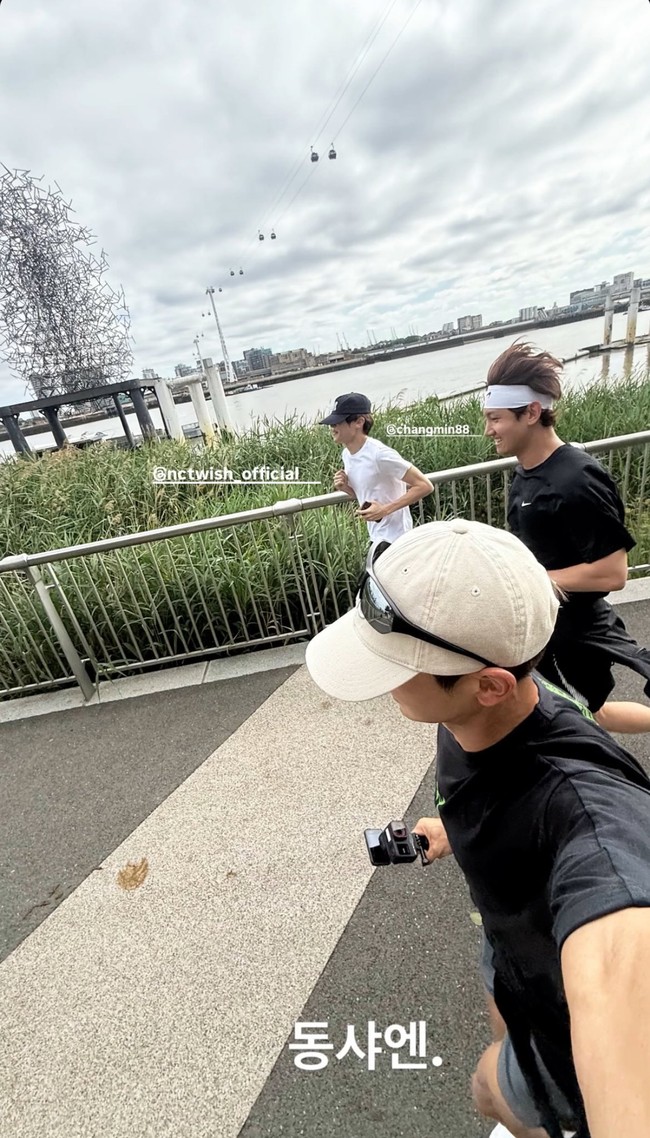 Tak hanya idol sepantaran. Minho SHINee dan Changmin SHINee juga mengajak juniornya Sion NCT, yang baru debut tahun lalu, untuk menjadi member baru SM Running Club di kloter ketiga. Foto: dok. Instagram @choiminho_1209