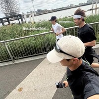 Tak hanya idol sepantaran. Minho SHINee dan Changmin SHINee juga mengajak juniornya Sion NCT, yang baru debut tahun lalu, untuk menjadi member baru SM Running Club di kloter ketiga. Foto: dok. Instagram @choiminho_1209