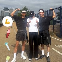 Minho SHINee dan Changmin TVXQ kompak memakai outfit berwarna hitam, mengayomi Sion yang berdiri di tengah. Leader grup KPop NCT WISH itu tampak malu-malu saat foto bersama seniornya. Foto: dok. Instagram @choiminho_1209