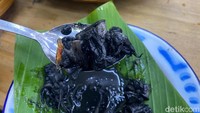 Bisa pesan cumi hitam sebagai lauk pelengkap. Tekstur cuminya kenyal, tidak alot, rasanya cenderung gurih dengan sedikit sentuhan manis. Foto: detikcom / Atiqa Rana