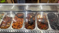 Pilihan lauk pelengkapnya komplet, mulai dari olahan ikan, udang, cumi, kulit, dan masih banyak lagi. Beberapa diolah dengan bumbu pedas. Foto: detikcom / Atiqa Rana