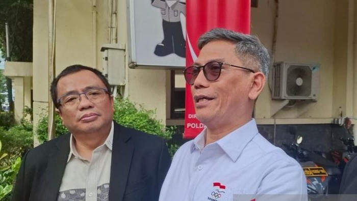 Sekjen Komite Olimpiade Indonesia (KOI) Wijaya Mithuna Noeradi (baju putih) saat ditemui di Jakarta, Kamis (3/7/2025). (ANTARA/Ilham Kausar)