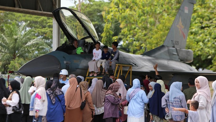 Serunya Liburan Sambil Kenal Alutsista di Lanud Sultan Iskandar Muda Aceh Pengunjung bersama keluarganya menyaksikan alutsista pesawat tempur F16 dan helikopter puma saat berlangsung open base di Pangkalan Udara Sultan Iskandar Muda (SIM), Blang Bintang, kabupaten Aceh Besar, Aceh, Kamis (3/7/2025). TNI AU menggelar open base kepada pelajar untuk mengisi kegiatan liburan sekolah dan masyarakat umum guna mengenal kedirgantaraan dan alutsista pesawat tempur F16 dan helikopter puma pascalatihan pertahanan udara wilayah Sumatera. ANTARA FOTO/Ampelsa/nz.