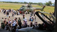 Masyarakat antusias melihat alutsista pesawat tempur F16 dan helikopter puma. Kegiatan digelar untuk mengisi kegiatan liburan sekolah dan masyarakat umum guna mengenal kedirgantaraan. Foto: ANTARA FOTO/Ampelsa 