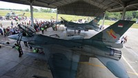 Masyarakat antusias melihat alutsista pesawat tempur F16 dan helikopter puma. Alutsista yang dipamerkan merupakan pesawat tempur F16 dan helikopter puma pascalatihan pertahanan udara wilayah Sumatera. Foto: ANTARA FOTO/Ampelsa