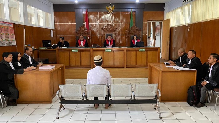 Sidang perdana Dokter Iril di kasus dugaan pelcehaan seksual.