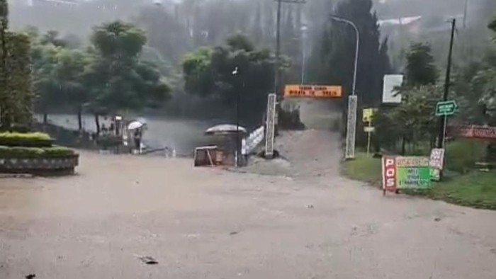 Jalan Akses ke Wisata Selecta Kota Batu Sempat Direndam Banjir