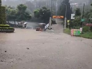 Jalan Akses ke Wisata Selecta Kota Batu Sempat Direndam Banjir
