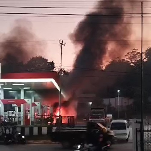 SPBU di Kelurahan Benpasi, Kecamatan Kota Kefamenanu, Kabupaten Kupang, NTT, terbakar sekitar pukul 18.30 Wita pada Kamis (3/7/2025). (Tangkapan layar video viral)