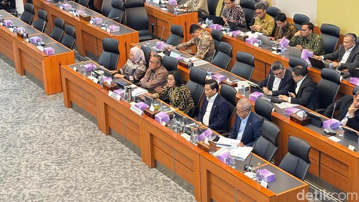 Sri Mulyani rapat dengan Banggar DPR