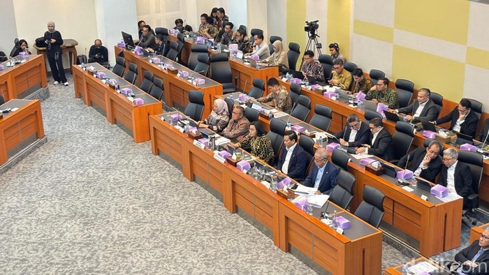 Sri Mulyani rapat dengan Banggar DPR