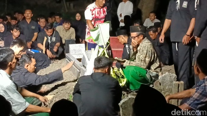 Suasana duka saat jenazah mahasiswa UGM korban laka laut tiba di rumah duka Bojonegoro
