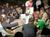 Isak Tangis Sambut Jenazah Mahasiswa UGM Korban Laka Laut Asal Bojonegoro