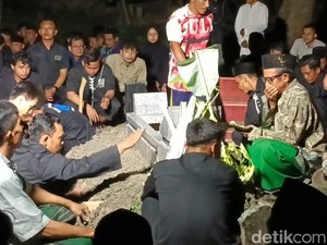 Isak Tangis Sambut Jenazah Mahasiswa UGM Korban Laka Laut Asal Bojonegoro