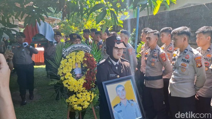 Suasana pemakaman anggota Polres Muratara yang tewas kecelakaan