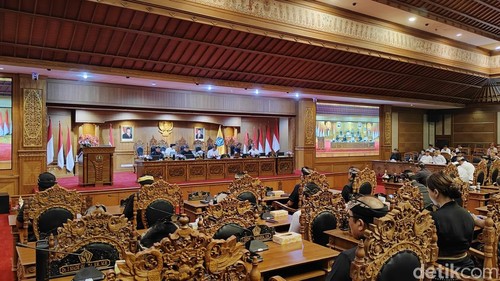 Suasana rapat paripurna pertanggungjawaban pelaksanaan APBD Badung 2024 di gedung DPRD Badung, Kamis (3/7/2025). (Agus Eka/detikBali)
