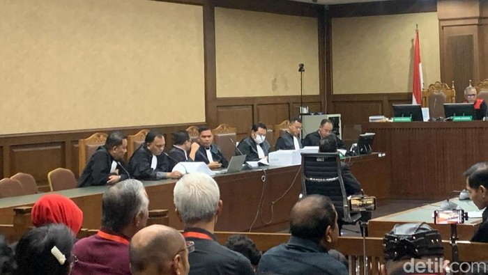 Surat tuntutan untuk Hasto Kristiyanto setebal 1.300 halaman. (Mulia/detikcom).