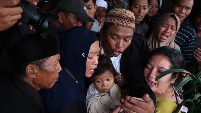 Keluarga menangis setelah mendengar saudaranya selamat dari tenggelamnya KMP Tunu Pratama Jaya di posko pengaduan di Pelabuhan Ketapang, Banyuwangi, Jawa Timur, Kamis (3/7/2025). Timsar gabungan berhasil menemukan 14 korban selamat dari total manifest sebanyak 53 penumpang dan 12 kru kapal. ANTARA FOTO/Budi Candra Setya