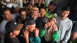 Tangis Pecah! Keluarga Korban KMP Tunu Pratama Jaya Padati Pelabuhan Ketapang
